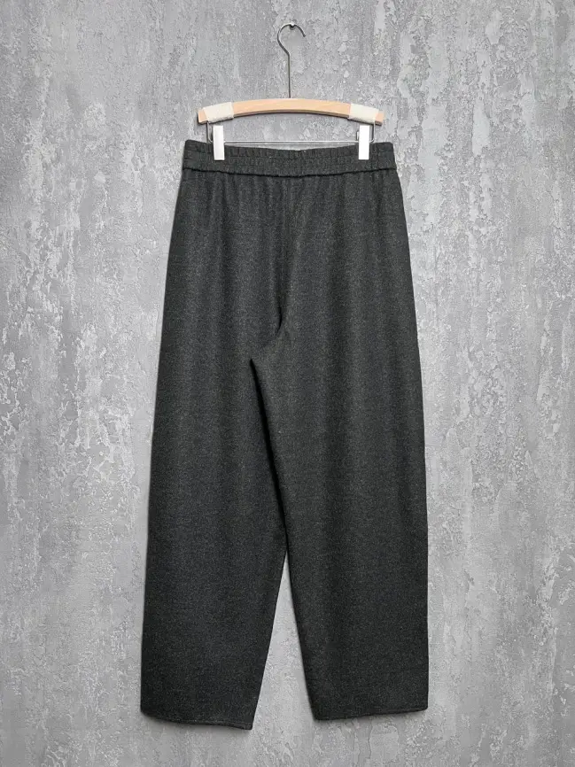 Брюки с защипами 