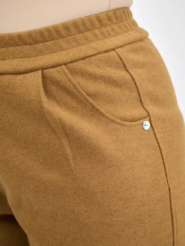 Брюки с защипами 