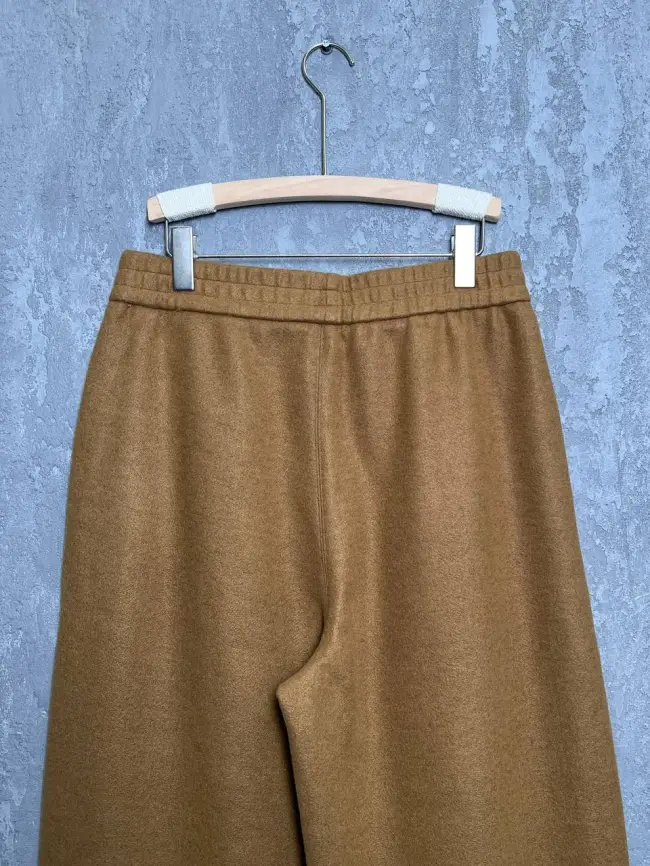 Брюки с защипами 