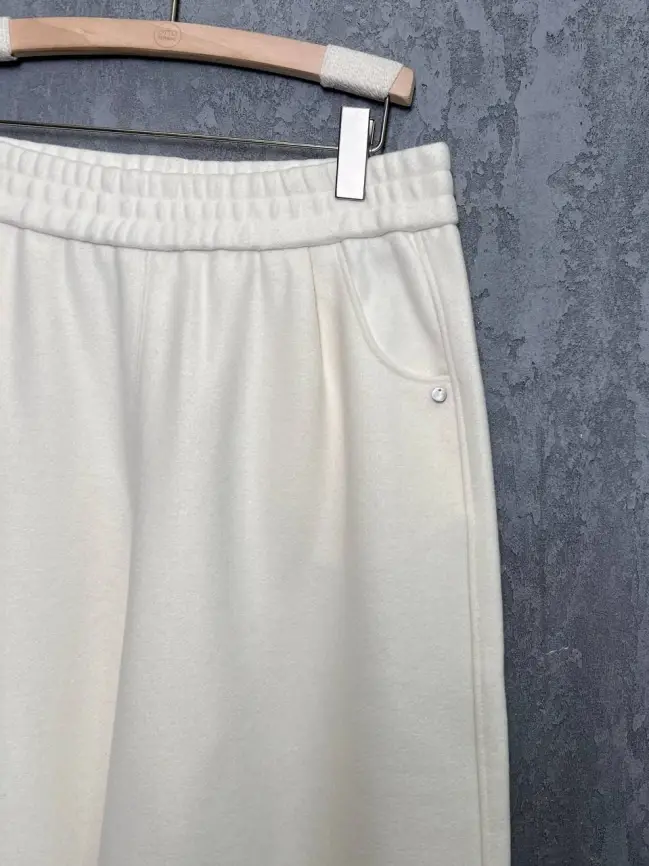 Брюки с защипами 