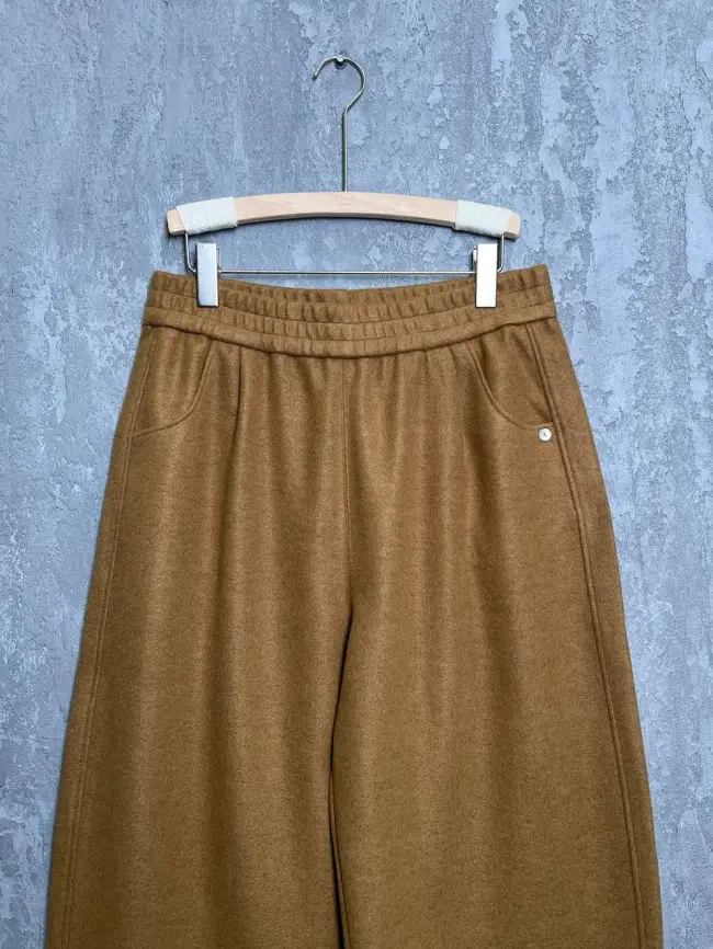 Брюки с защипами 